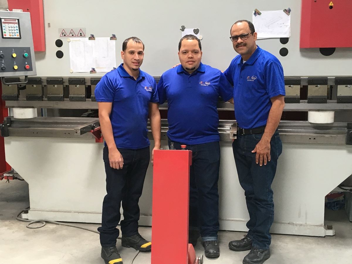 New machines for PMP Dominicana. Employees trained in Kampen.