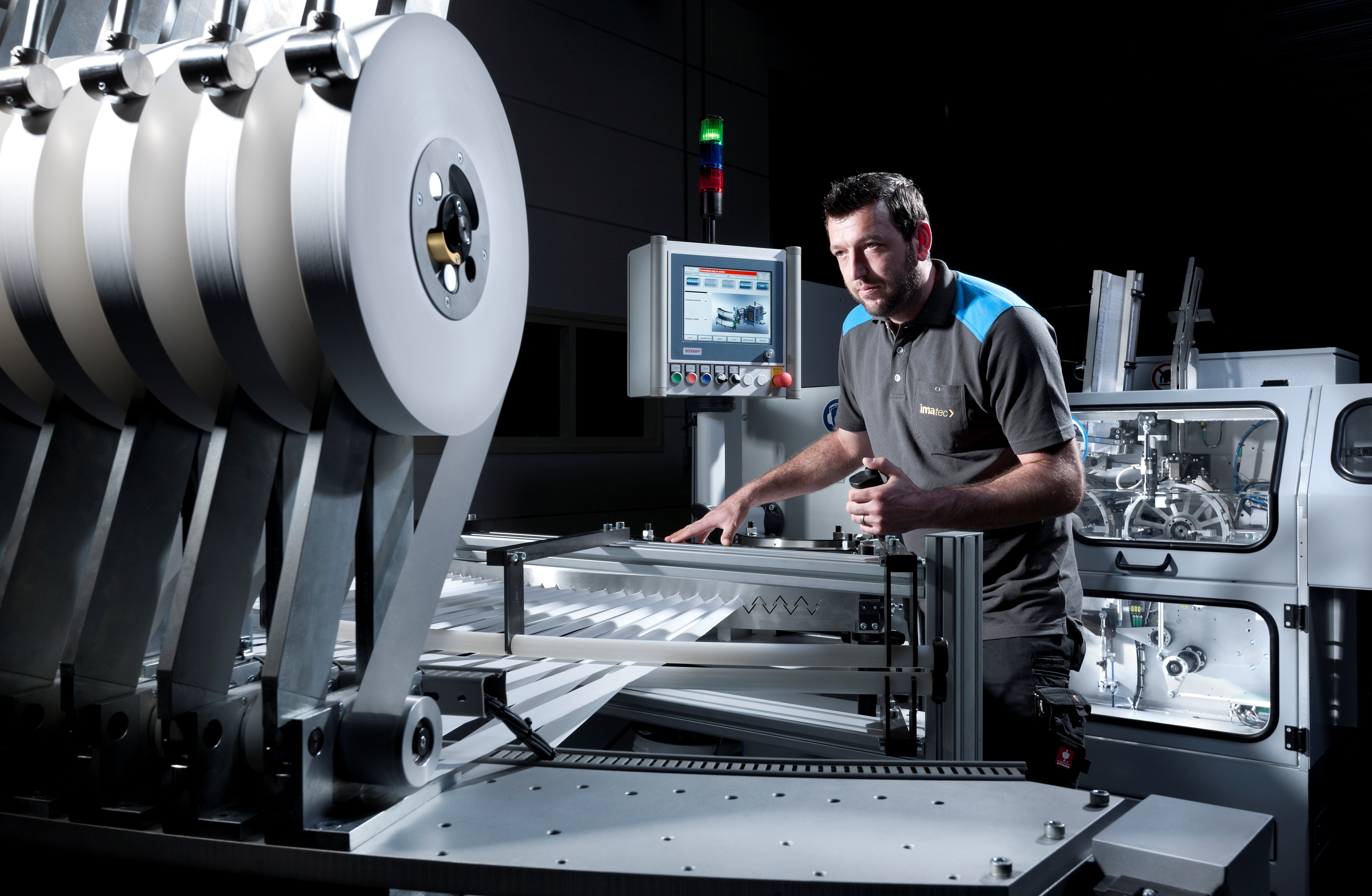 Flexible roll-your-own booklet making and packing machine platform