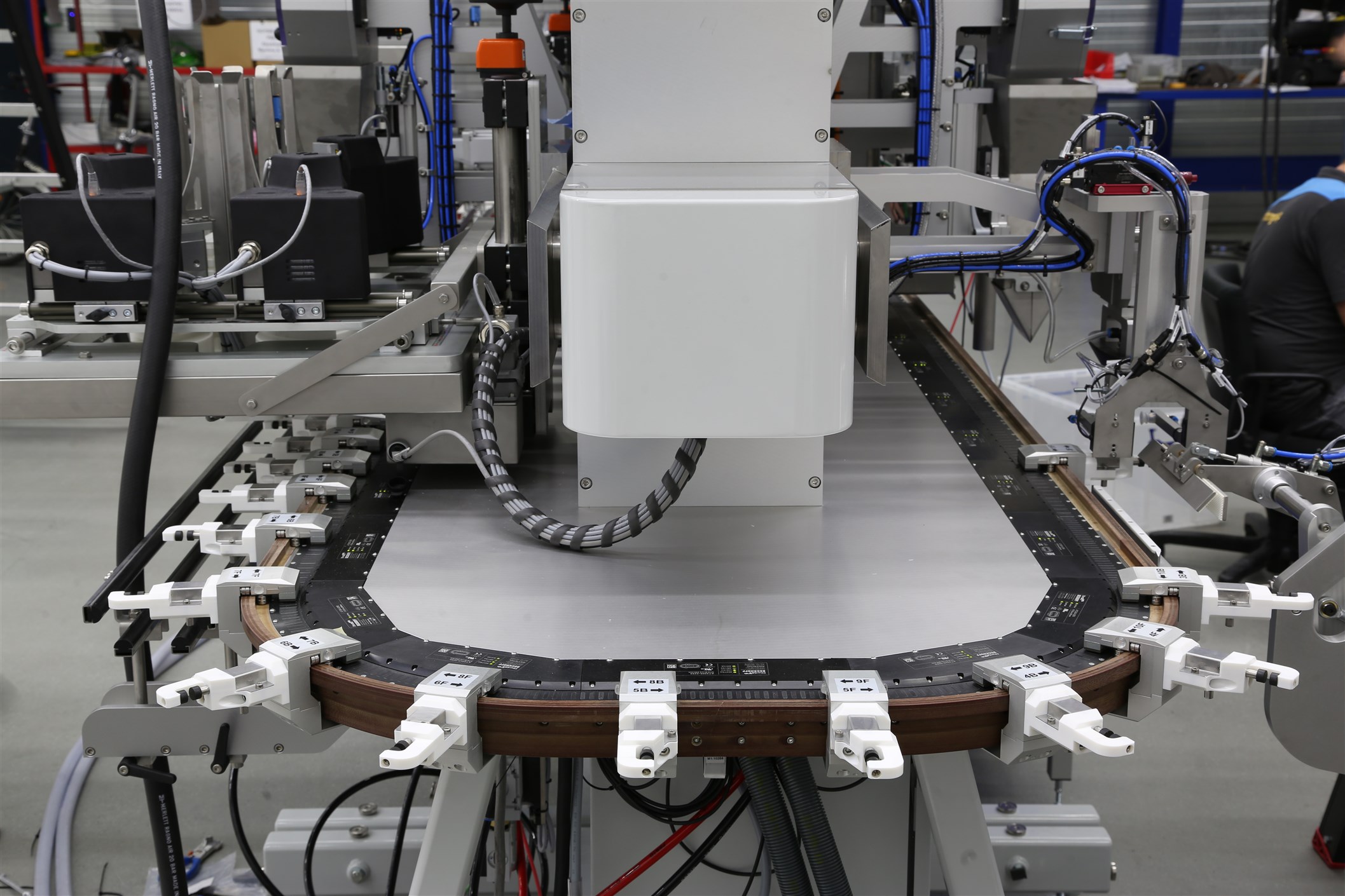 XTS-track movers with grip and push option